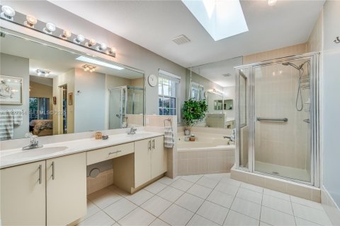 House in Pembroke Pines, Florida 3 bedrooms, 164.16 sq.m. № 1986978 - photo 16