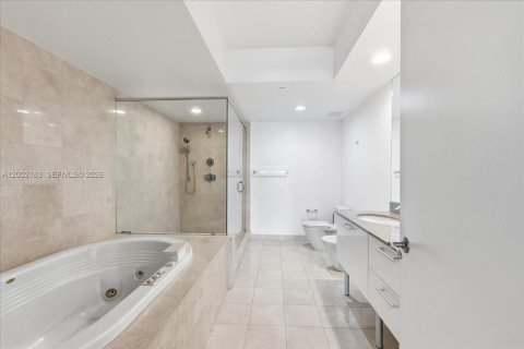 Condominio en venta en Sunny Isles Beach, Florida, 2 dormitorios, 175.21 m2 № 2190602 - foto 22