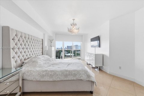Condominio en venta en Sunny Isles Beach, Florida, 2 dormitorios, 175.21 m2 № 2190602 - foto 19