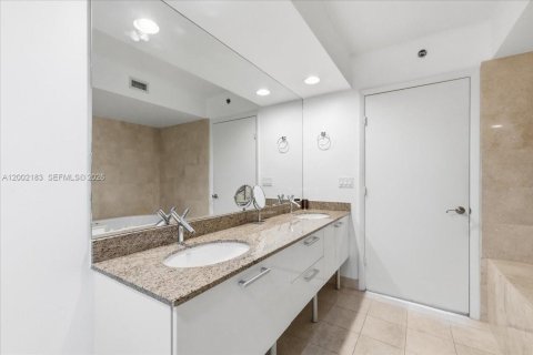 Condominio en venta en Sunny Isles Beach, Florida, 2 dormitorios, 175.21 m2 № 2190602 - foto 25
