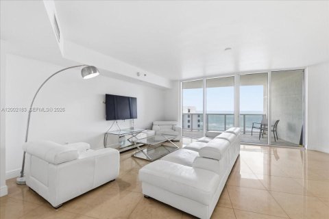 Condominio en venta en Sunny Isles Beach, Florida, 2 dormitorios, 175.21 m2 № 2190602 - foto 3