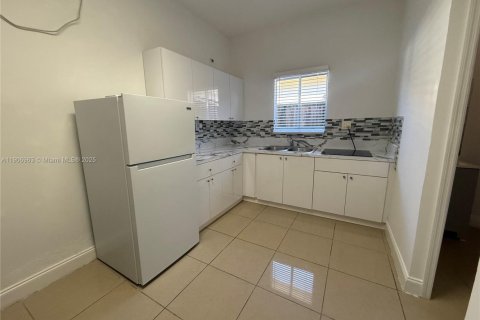 Снять в аренду коммерческую недвижимость в Майами, Флорида 1 спальня, № 1963600 - фото 2