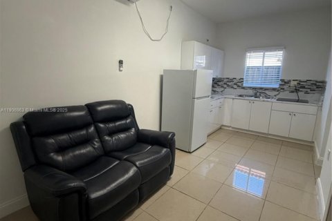 Снять в аренду коммерческую недвижимость в Майами, Флорида 1 спальня, № 1963600 - фото 1