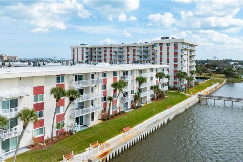 Condo in Daytona Beach, Florida, 2 bedrooms  № 2195880 - photo 28