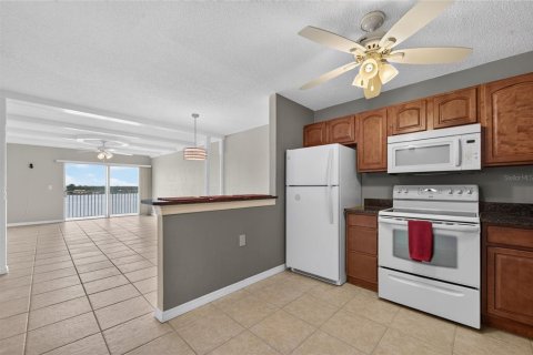 Condo in Daytona Beach, Florida, 2 bedrooms  № 2195880 - photo 9
