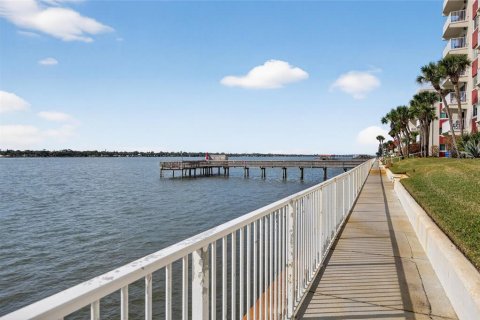 Condo in Daytona Beach, Florida, 2 bedrooms  № 2195880 - photo 8