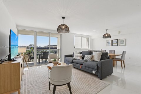 Condo in Bay Harbor Islands, Florida, 2 bedrooms № 2248035 - photo 6