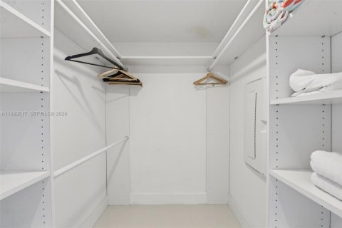 Condo in Bay Harbor Islands, Florida, 2 bedrooms № 2248035 - photo 25