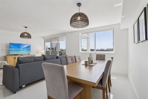 Condo in Bay Harbor Islands, Florida, 2 bedrooms № 2248035 - photo 12