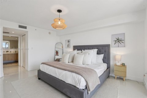 Condo in Bay Harbor Islands, Florida, 2 bedrooms № 2248035 - photo 20