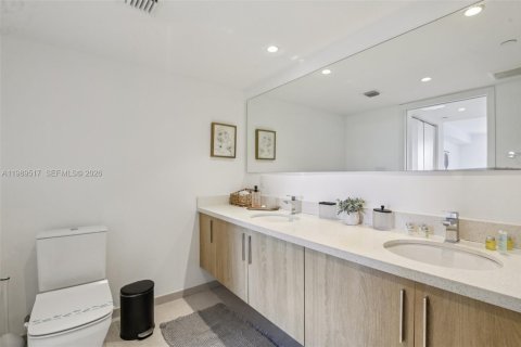 Condo in Bay Harbor Islands, Florida, 2 bedrooms № 2248035 - photo 22