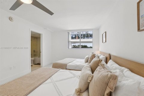 Condo in Bay Harbor Islands, Florida, 2 bedrooms № 2248035 - photo 27