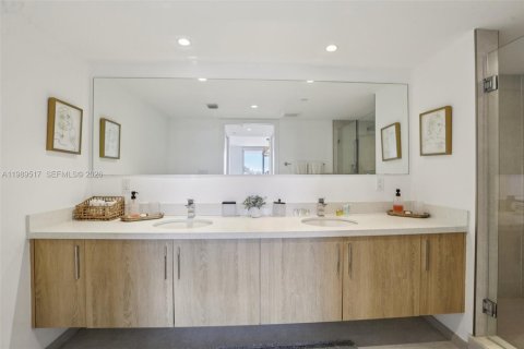Condo in Bay Harbor Islands, Florida, 2 bedrooms № 2248035 - photo 24