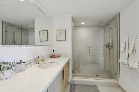 Condo in Bay Harbor Islands, Florida, 2 bedrooms № 2248035 - photo 23