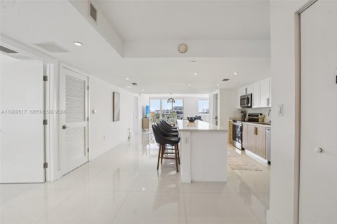 Condo in Bay Harbor Islands, Florida, 2 bedrooms № 2248035 - photo 17