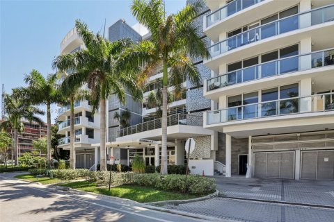Condo in Bay Harbor Islands, Florida, 2 bedrooms № 2248035 - photo 2