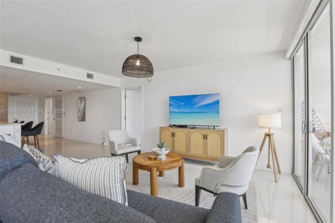 Condo in Bay Harbor Islands, Florida, 2 bedrooms № 2248035 - photo 8