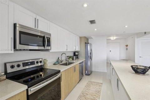 Condo in Bay Harbor Islands, Florida, 2 bedrooms № 2248035 - photo 16