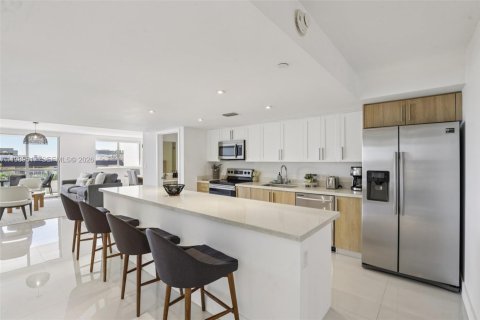 Condo in Bay Harbor Islands, Florida, 2 bedrooms № 2248035 - photo 13