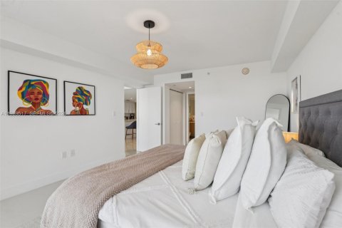 Condo in Bay Harbor Islands, Florida, 2 bedrooms № 2248035 - photo 21