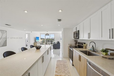 Condo in Bay Harbor Islands, Florida, 2 bedrooms № 2248035 - photo 15