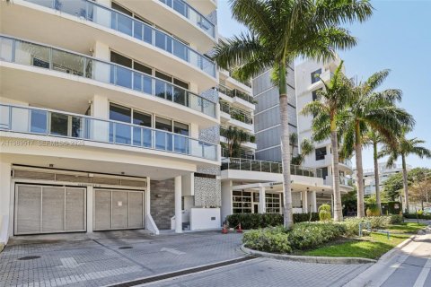 Condo in Bay Harbor Islands, Florida, 2 bedrooms № 2248035 - photo 3