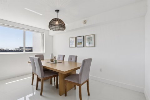 Condo in Bay Harbor Islands, Florida, 2 bedrooms № 2248035 - photo 11
