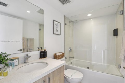 Condo in Bay Harbor Islands, Florida, 2 bedrooms № 2248035 - photo 18