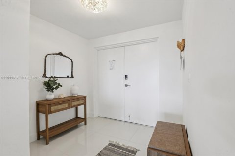 Condo in Bay Harbor Islands, Florida, 2 bedrooms № 2248035 - photo 4