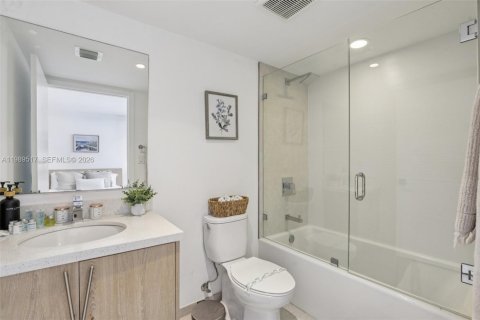 Condo in Bay Harbor Islands, Florida, 2 bedrooms № 2248035 - photo 29