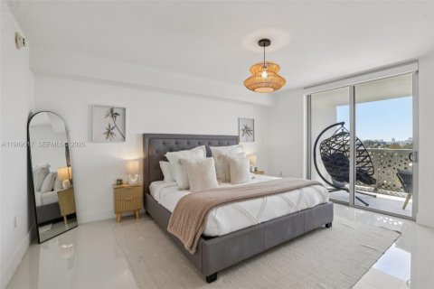 Condo in Bay Harbor Islands, Florida, 2 bedrooms № 2248035 - photo 19