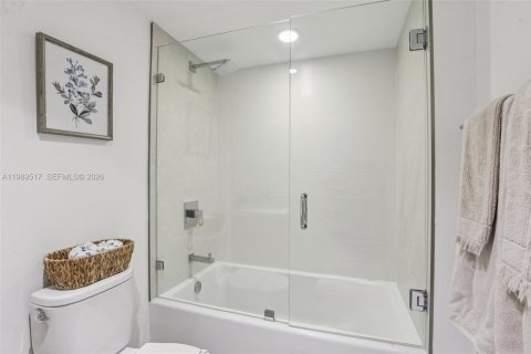 Condo in Bay Harbor Islands, Florida, 2 bedrooms № 2248035 - photo 30
