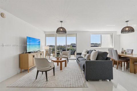 Condo in Bay Harbor Islands, Florida, 2 bedrooms № 2248035 - photo 9