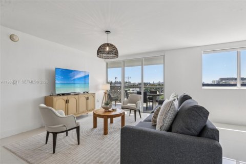 Condo in Bay Harbor Islands, Florida, 2 bedrooms № 2248035 - photo 5