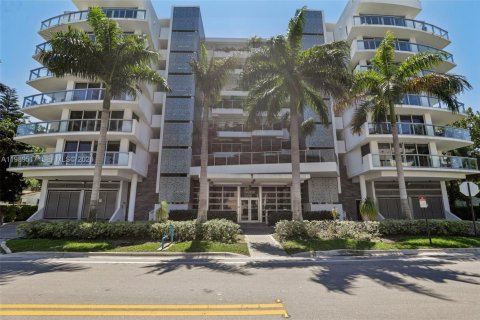 Condo in Bay Harbor Islands, Florida, 2 bedrooms  № 2248035