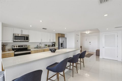 Condo in Bay Harbor Islands, Florida, 2 bedrooms № 2248035 - photo 14