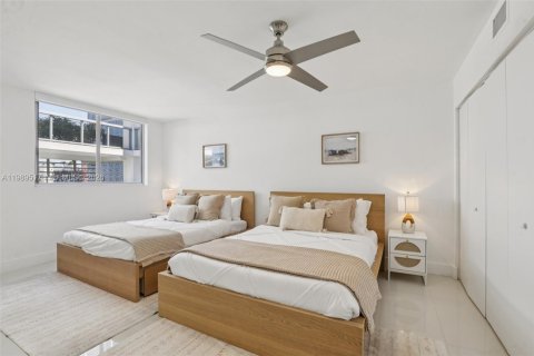 Condo in Bay Harbor Islands, Florida, 2 bedrooms № 2248035 - photo 26
