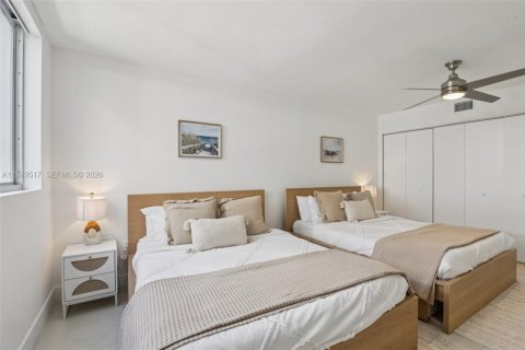 Condo in Bay Harbor Islands, Florida, 2 bedrooms № 2248035 - photo 28