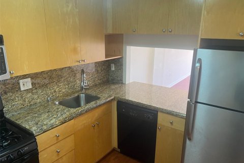 Condominio en alquiler en Miami, Florida, 1 dormitorio, 78.04 m2 № 1953768 - foto 3