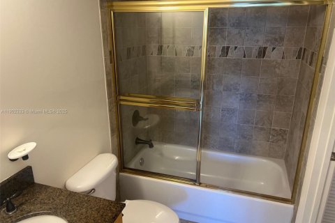 Condominio en alquiler en Miami, Florida, 1 dormitorio, 78.04 m2 № 1953768 - foto 5