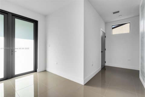 Casa en venta en Miami, Florida, 3 dormitorios, 386.47 m2 № 1964235 - foto 4