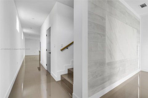 Casa en venta en Miami, Florida, 3 dormitorios, 386.47 m2 № 1964235 - foto 5