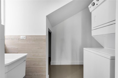 Casa en venta en Miami, Florida, 3 dormitorios, 386.47 m2 № 1964235 - foto 19