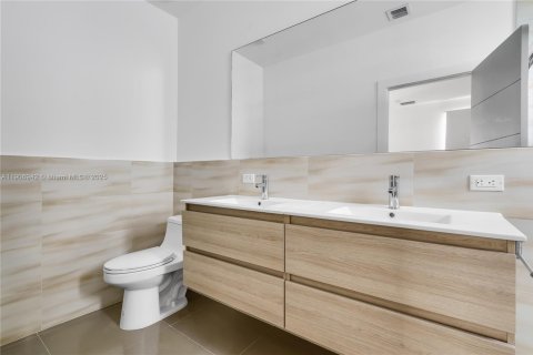 Casa en venta en Miami, Florida, 3 dormitorios, 386.47 m2 № 1964235 - foto 13