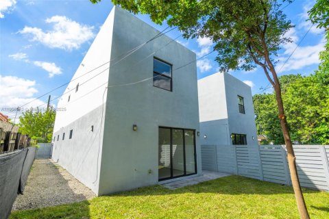 Casa en venta en Miami, Florida, 3 dormitorios, 386.47 m2 № 1964235 - foto 21