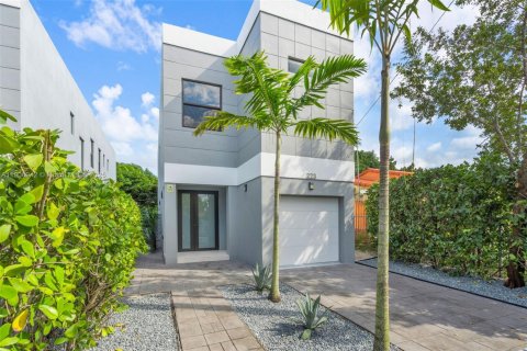 Casa en venta en Miami, Florida, 3 dormitorios, 386.47 m2 № 1964235 - foto 2