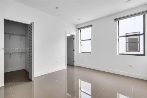 Casa en venta en Miami, Florida, 3 dormitorios, 386.47 m2 № 1964235 - foto 15