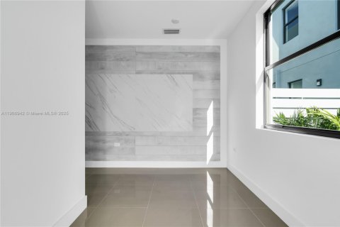 Casa en venta en Miami, Florida, 3 dormitorios, 386.47 m2 № 1964235 - foto 3