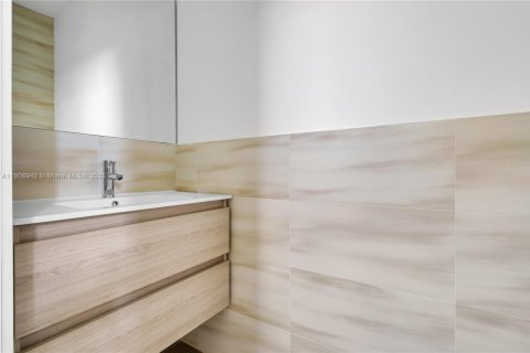 Casa en venta en Miami, Florida, 3 dormitorios, 386.47 m2 № 1964235 - foto 8