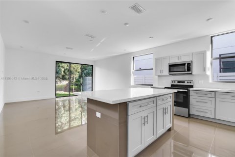 Casa en venta en Miami, Florida, 3 dormitorios, 386.47 m2 № 1964235 - foto 9